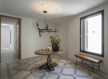 DmasC Arquitectos analiza las diferencias entre un recibidor abierto o uno cerrado