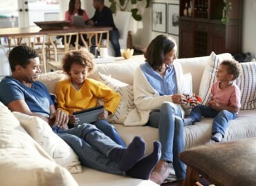 Scroll infinito, chats sin supervisión e IA emocional: así cambia el mapa de los riesgos digitales para los menores