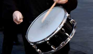 Dr. Samuel Pajares, traumatólogo de Policlínica Gipuzkoa: «Cuanto más preparadas estén las manos, mucho menos frecuente es la aparición de lesiones durante la Tamborrada»