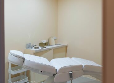 Holaglow firma un acuerdo con Vithas para la realización de cirugías en entorno hospitalario