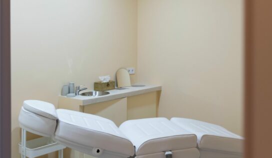 Holaglow firma un acuerdo con Vithas para la realización de cirugías en entorno hospitalario