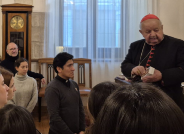 Alumnos de Bachillerato del Colegio Juan Pablo II de Parla, recibidos en Cracovia por el cardenal Dziwisz