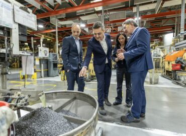 El consejero de Industria, Mikel Jauregi, visita la planta de Schaeffler en Elgoibar, pionera en digitalización industrial