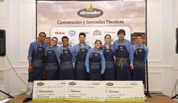 Grupo Abrasador premia a los maestros de la sala en el V Concurso Nacional de Metres y Camareros
