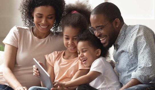 Familias tech-tailor y crianza digital ‘a medida’: la importancia de adaptarse a la edad y madurez de cada hijo