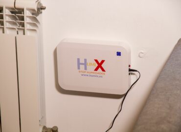 Ocho años con humedad en casa: una vecina de Valladolid documenta cómo su pared se seca en tres meses