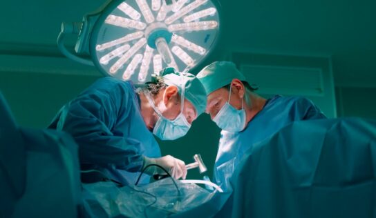 Neurocirujanos de Vithas advierten sobre el dolor de espalda, una de las principales causas de baja médica