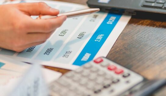CREDIAHORA analiza el comparador de préstamos como herramienta de ahorro para las familias españolas y fuente de tranquilidad financiera