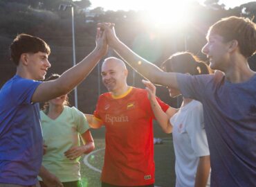 Decathlon convierte a sus embajadores en protagonistas de su campaña de verano junto a Pedri e Iniesta