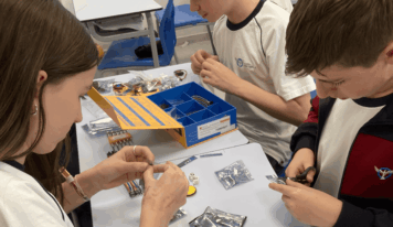 El Colegio Juan Pablo II de Parla impulsa la robótica con alumnos que programan y dan vida a robots