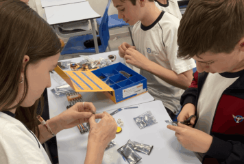 El Colegio Juan Pablo II de Parla impulsa la robótica con alumnos que programan y dan vida a robots