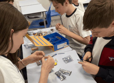 El Colegio Juan Pablo II de Parla impulsa la robótica con alumnos que programan y dan vida a robots