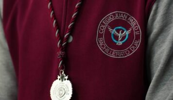 La VI promoción del Colegio Juan Pablo II se gradúa bajo el Sagrado Corazón