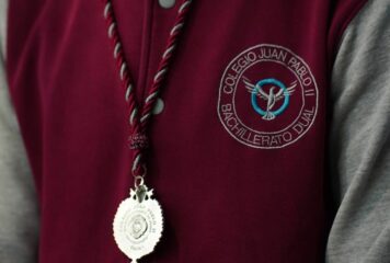 La VI promoción del Colegio Juan Pablo II se gradúa bajo el Sagrado Corazón