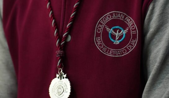 La VI promoción del Colegio Juan Pablo II se gradúa bajo el Sagrado Corazón