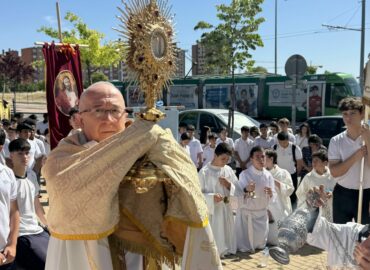 La fe toma las calles de Parla: el Obispo Auxiliar de Getafe preside el Corpus del Colegio Juan Pablo II