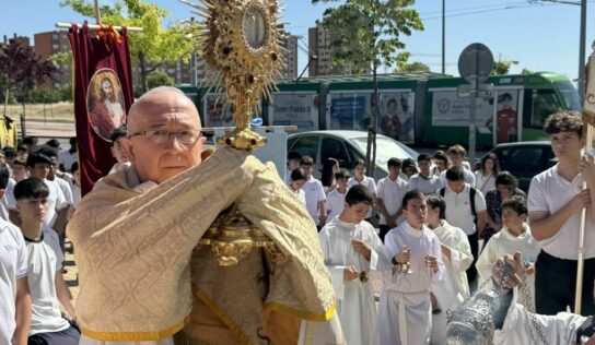 La fe toma las calles de Parla: el Obispo Auxiliar de Getafe preside el Corpus del Colegio Juan Pablo II