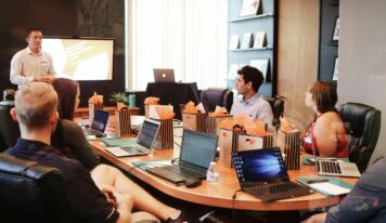 Los másteres de RRHH giran hacia negocio, datos y organización