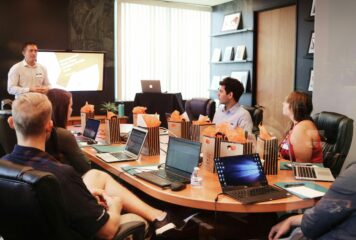 Los másteres de RRHH giran hacia negocio, datos y organización
