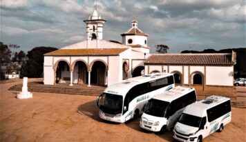 Moguerbus gestiona el transporte de grupos en Huelva tras 50 años de trayectoria