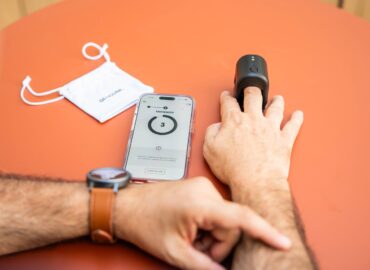 Las personas con diabetes ya pueden medir su glucosa sin pincharse: primer dispositivo con certificado UE