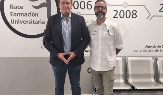 Formación Universitaria refuerza su apuesta por el talento femenino con la renovación de su patrocinio a las Cocodrilas Rugby Sevilla