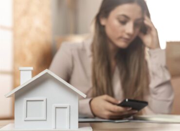 España retrasa la emancipación: los jóvenes salen de casa casi 4 años después que la media europea