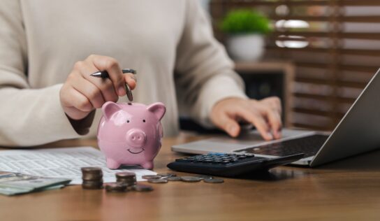 El consumo se come el ahorro: las familias solo guardan 11 de cada 100 euros que ingresan