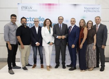 Juan Luis Gandía, rector de la UV, destaca el valor social de la ingeniería en la graduación de la ETSE