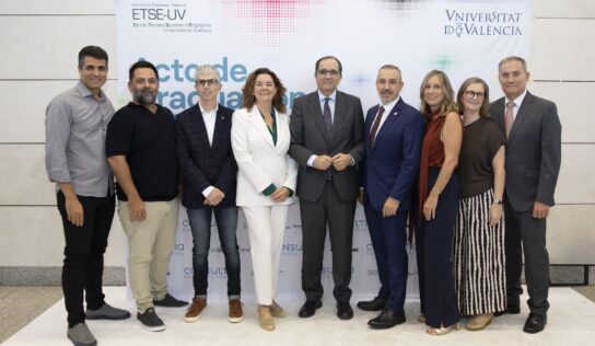 Juan Luis Gandía, rector de la UV, destaca el valor social de la ingeniería en la graduación de la ETSE